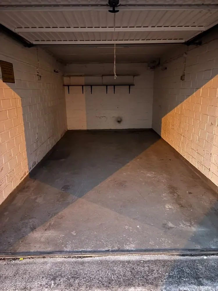 Leere, besenreine Garage nach der Entrümpelung durch Hermanos in Köln