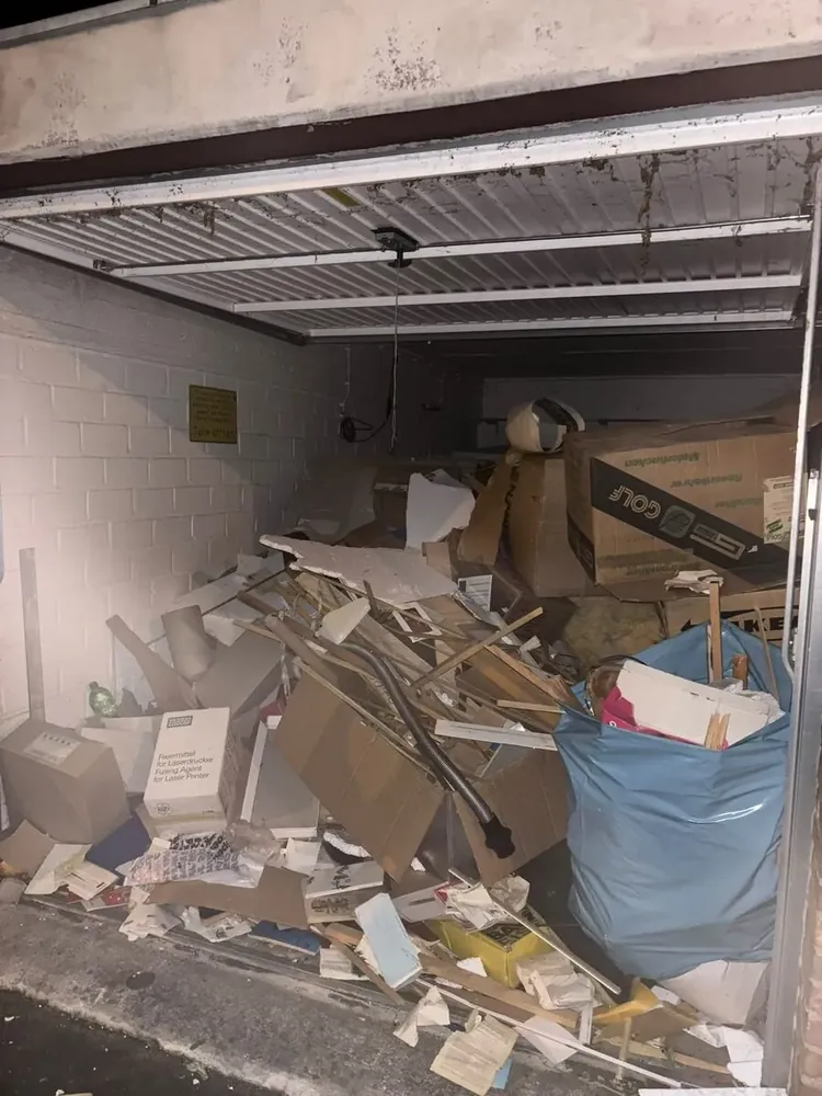 Vollgestellte Garage vor der Entrümpelung durch Hermanos in Köln