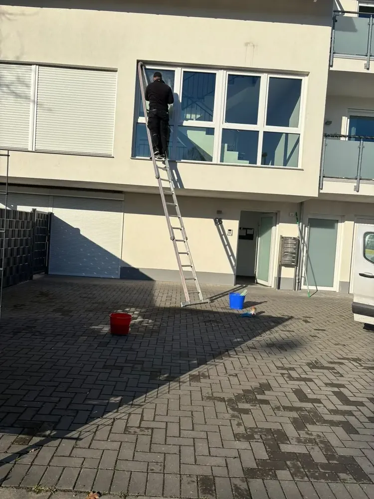 Fensterreinigung an einem Mehrfamilienhaus für eine Hausverwaltung in Köln