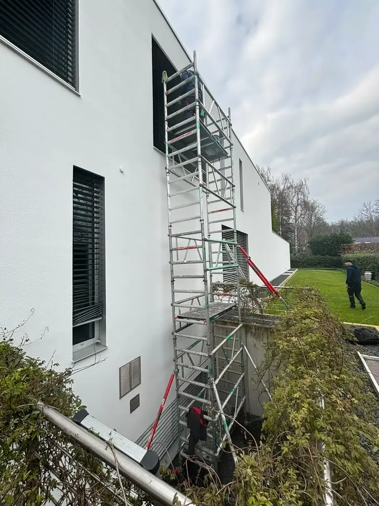 Fensterreinigung über Gerüst an einem modernen Wohnhaus in Köln